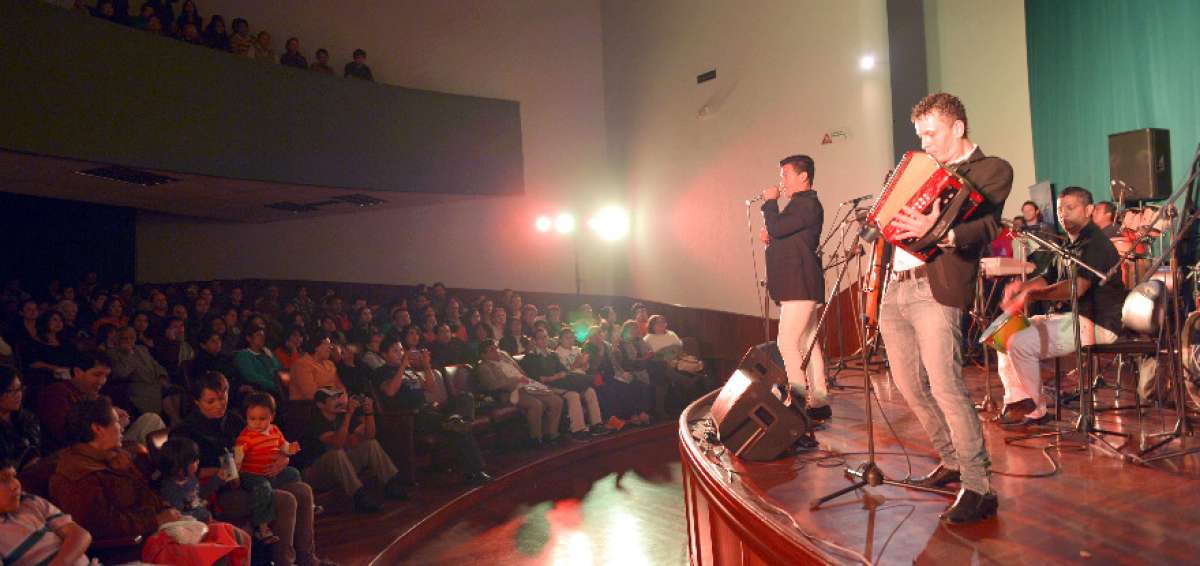 La presentaci&oacute;n de artistas en vivo predomina en escenarios de Ambato como la Casa del portal.