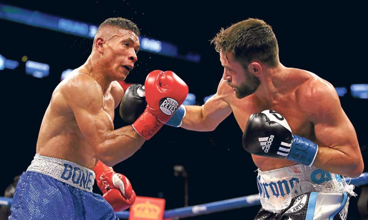 Erick Bone (izq.) realiz&oacute; una presentaci&oacute;n notable frente al estadounidense Chris Algieri, que se qued&oacute; con el triunfo por votaci&oacute;n un&aacute;nime de los jueces. Foto: AFP