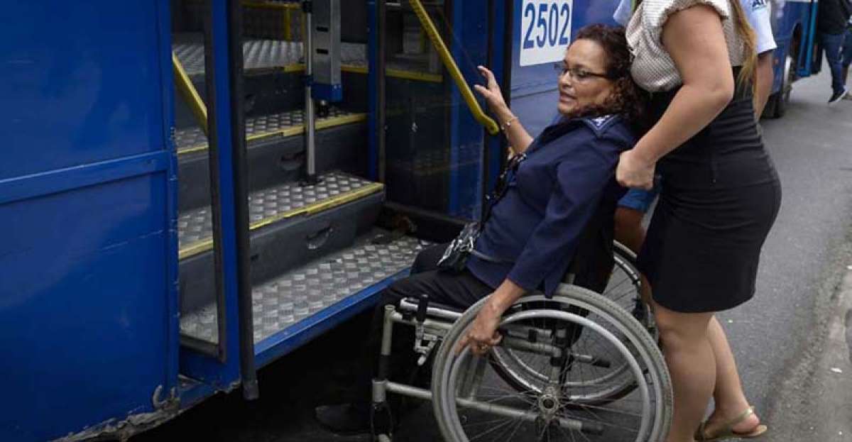 Im&aacute;genes de la falencia de accesibilidad de&nbsp;los transportes urbanos con personas con discapacidad