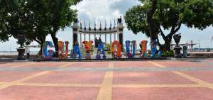 Las estatuas y monumentos son, por ahora, mudos testigos de la soledad de las calles y plazas porte&ntilde;as, alejadas del bullicio guayaco