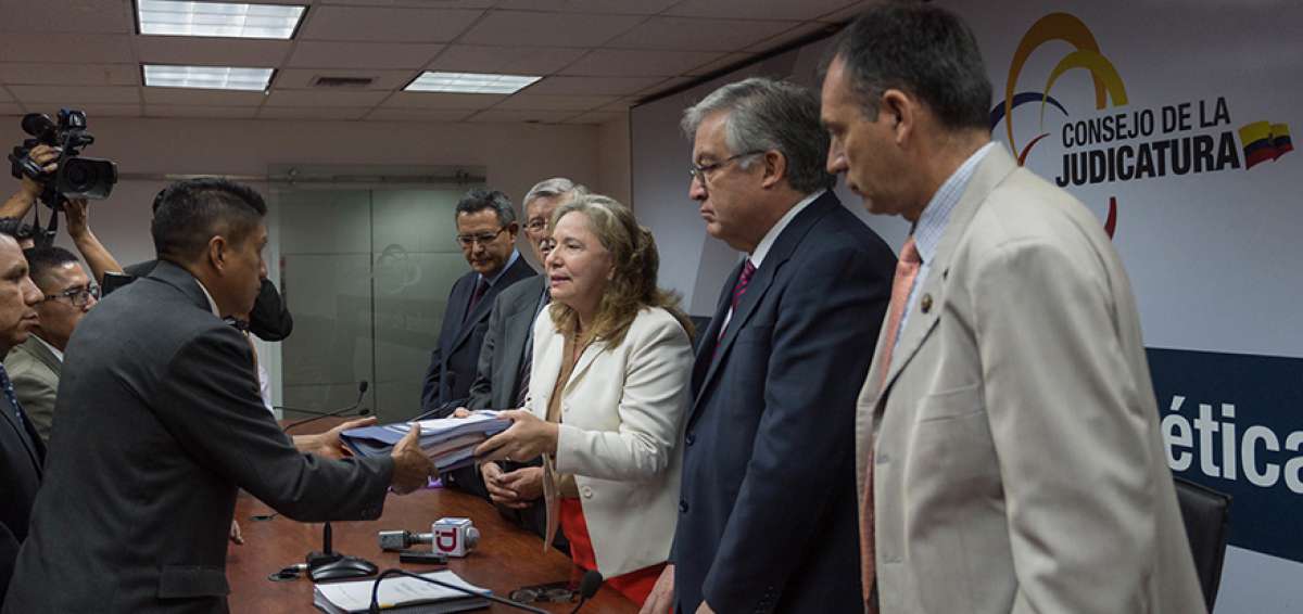 Zobeida Aragundi, vocal del Consejo de la Judicatura Transitorio, recibi&oacute; simb&oacute;licamente los expedientes de casos judicializados por el 30-S. 