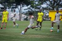 El joven Isaac Delgado patea el balón, durante un entrenamiento de Barcelona