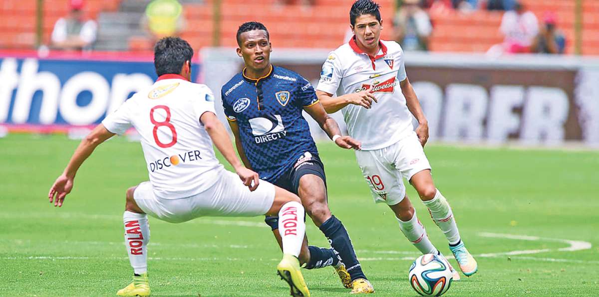 Fernando Guerrero (c), de Independiente, es asediado por Fernando Hidalgo (i) y Diego Morales, de LDU (Q). Foto: &Aacute;lvaro P&eacute;rez / El Tel&eacute;grafo.