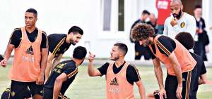 El jugador de la selecci&oacute;n de B&eacute;lgica, Eden Hazard (c.) conversa con sus compa&ntilde;eros durante la &uacute;ltima sesi&oacute;n de entrenamientos en Mosc&uacute;.