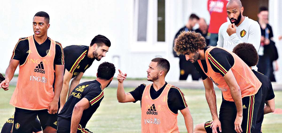 El jugador de la selecci&oacute;n de B&eacute;lgica, Eden Hazard (c.) conversa con sus compa&ntilde;eros durante la &uacute;ltima sesi&oacute;n de entrenamientos en Mosc&uacute;.