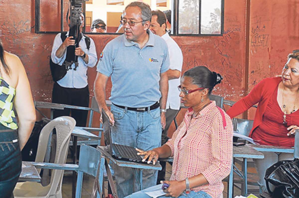 En la primera fase de los trabajos, dijo el ministro Augusto Espinosa, se construy&oacute; un bloque de 18 aulas provisionales para el traslado de los estudiantes. Foto: Miguel Castro / El Tel&eacute;grafo.