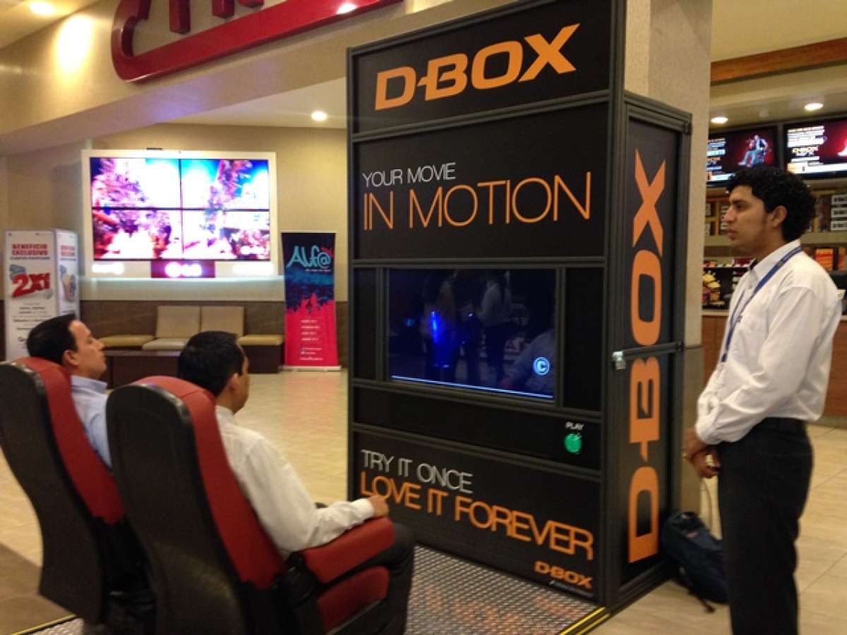 Varias personas pudieron hacer la prueba del nuevo sistema en el Mall del Sol. Foto: H&eacute;ctor Marcillo / El Tel&eacute;grafo