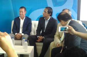 Junto al campe&oacute;n mundial en M&eacute;xico 86, estuvo el Ministro de Deportes Jos&eacute; Francisco Cevallos. Foto: Daniel Amaiquema