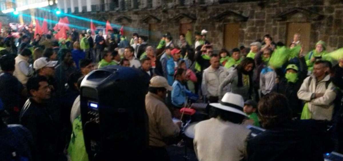 Ciudadanos realizan vigilia en el Palacio de Carondelet