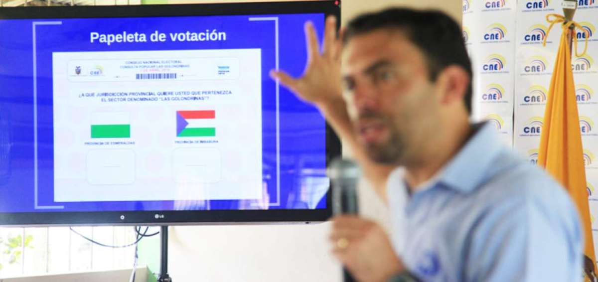El presidente del CNE, Juan Pablo Pozo, present&oacute; la papeleta que se usar&aacute; en el referendo de pertenencia.