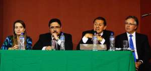 Carmen Corral, Santiago Bucaram, Jorge Madera y Jos&eacute; Ibarra (de izquierda a derecha) durante un foro sobre el IESS.