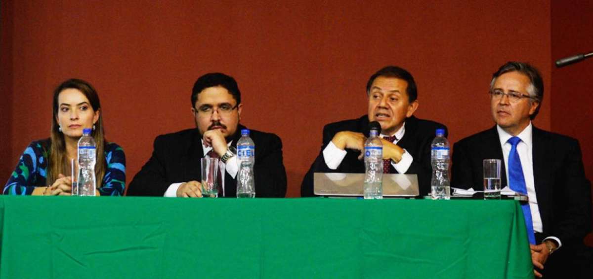 Carmen Corral, Santiago Bucaram, Jorge Madera y Jos&eacute; Ibarra (de izquierda a derecha) durante un foro sobre el IESS.