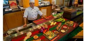 Chef ecuatoriano experimenta con el sushi de empanada de morocho