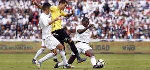 El defensa &Aacute;nderson Ord&oacute;&ntilde;ez (d), de Liga de Quito, marca a Juan Ignacio Dinenno durante el partido de ida disputado el domingo anterior en Quito.