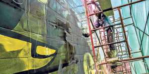 Alrededor de 8 trabajadores, supervisados por el pintor, tardaron 30 d&iacute;as en armar el mural. Foto: Santiago Aguirre / El Tel&eacute;grafo