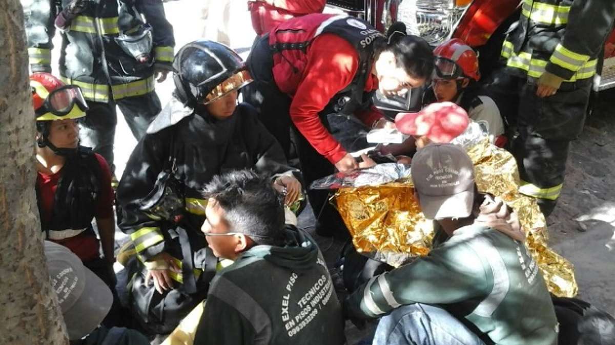 El percance se detect&oacute; en el sector de la Gonz&aacute;lez Su&aacute;rez (norte de Quito). Foto: Cortes&iacute;a del Cuerpo de Bomberos de Quito