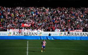Fernando Torres fue ovacionado por 40.000 aficionados en el Vicente Calder&oacute;n. Foto: AFP