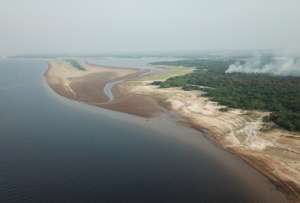 La sequía y los incendios forestales han afectado las fuentes de agua en el Amazonas. 