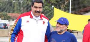 "No aflojes nunca", dijo Maradona a Maduro tras juego de f&uacute;tbol