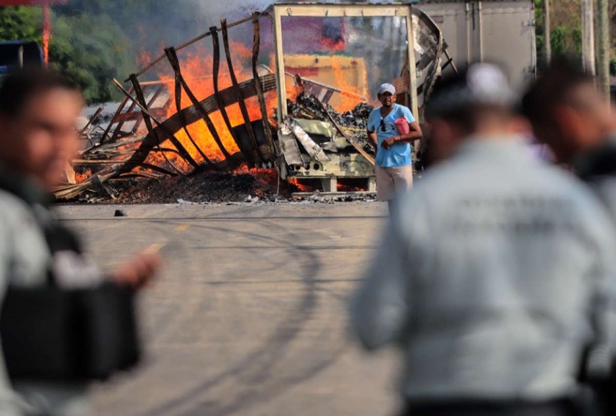 Bloqueos e incendios tras operativo contra el CJNG en Michoacán.