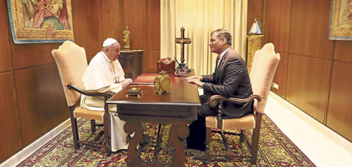 El papa Francisco recibi&oacute; en audiencia privada al presidente Rafael Correa a las 05:00 de Ecuador. En la cita se revis&oacute; la agenda que mantendr&iacute;a el Sumo Pont&iacute;fice en el pa&iacute;s durante su visita en julio pr&oacute;ximo. FOTO: PRESIDENCIA DE LA REP&Uacute;BLICA