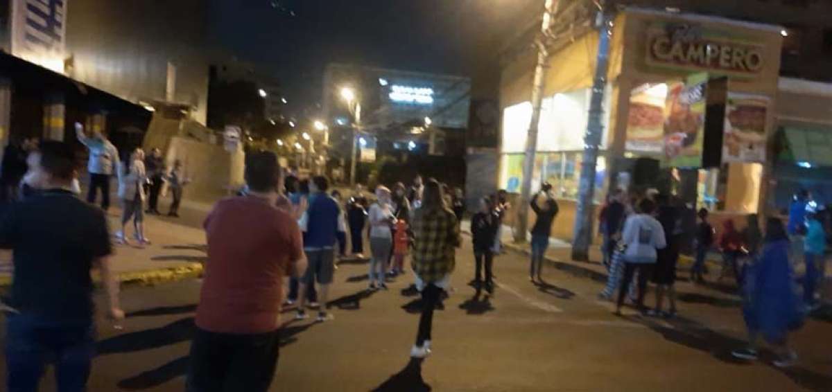 En toda la ciudad se produjo el cacerolazo, que entre sus principales motivos fue la paz en la capital.