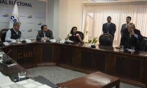 Alvaro Noboa acudi&oacute; esta ma&ntilde;ana al CNE. Present&oacute; su impugnaci&oacute;n por p&eacute;rdida de personer&iacute;a jur&iacute;dica. Foto: Marco Salgado/ EL TEL&Eacute;GRAFO