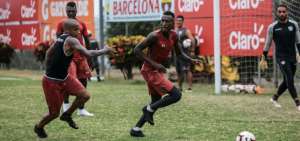 Cincuenta hinchas piden triunfo a jugadores de Barcelona