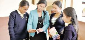Estudiantes de la U.E. Intercultural Biling&uuml;e Kisapincha de Ambato leen las obras de Gabriela Mistral.