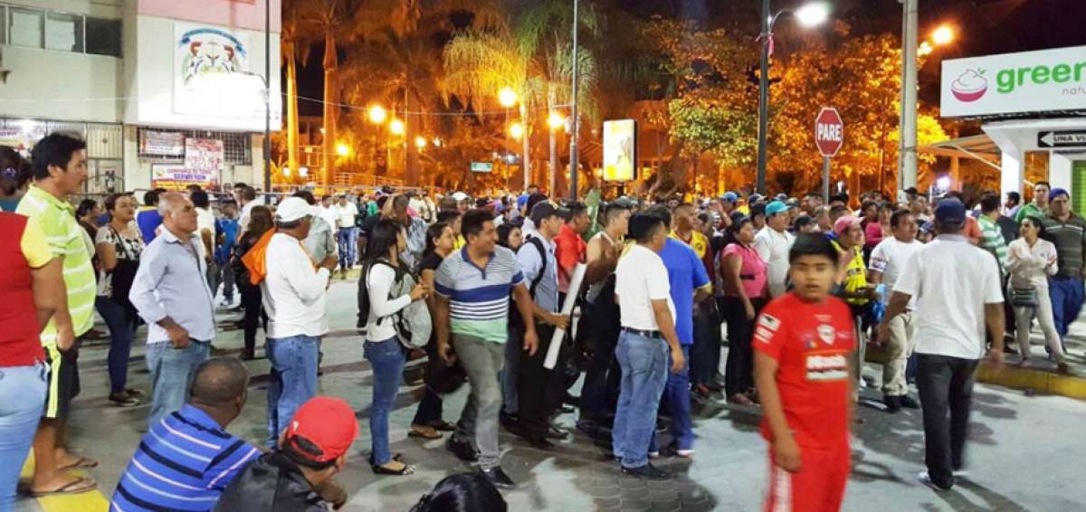 Un grupo de ciudadanos efectu&oacute; un plant&oacute;n en los exteriores del Municipio de Huaquillas.   