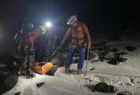 Equipos de rescate del Cuerpo de Bomberos de Cayambe recuperaron el cuerpo del turista fallecido.