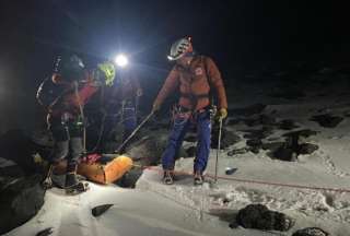 Equipos de rescate del Cuerpo de Bomberos de Cayambe recuperaron el cuerpo del turista fallecido.