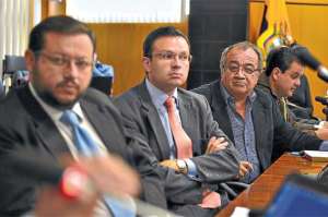 El nuevo burgomaestre design&oacute; un  equipo de funcionarios que le proporcionar&aacute; detalles de las empresas y dependencias. Foto: Jos&eacute; Luis LLivisaca |  El Tel&eacute;grafo