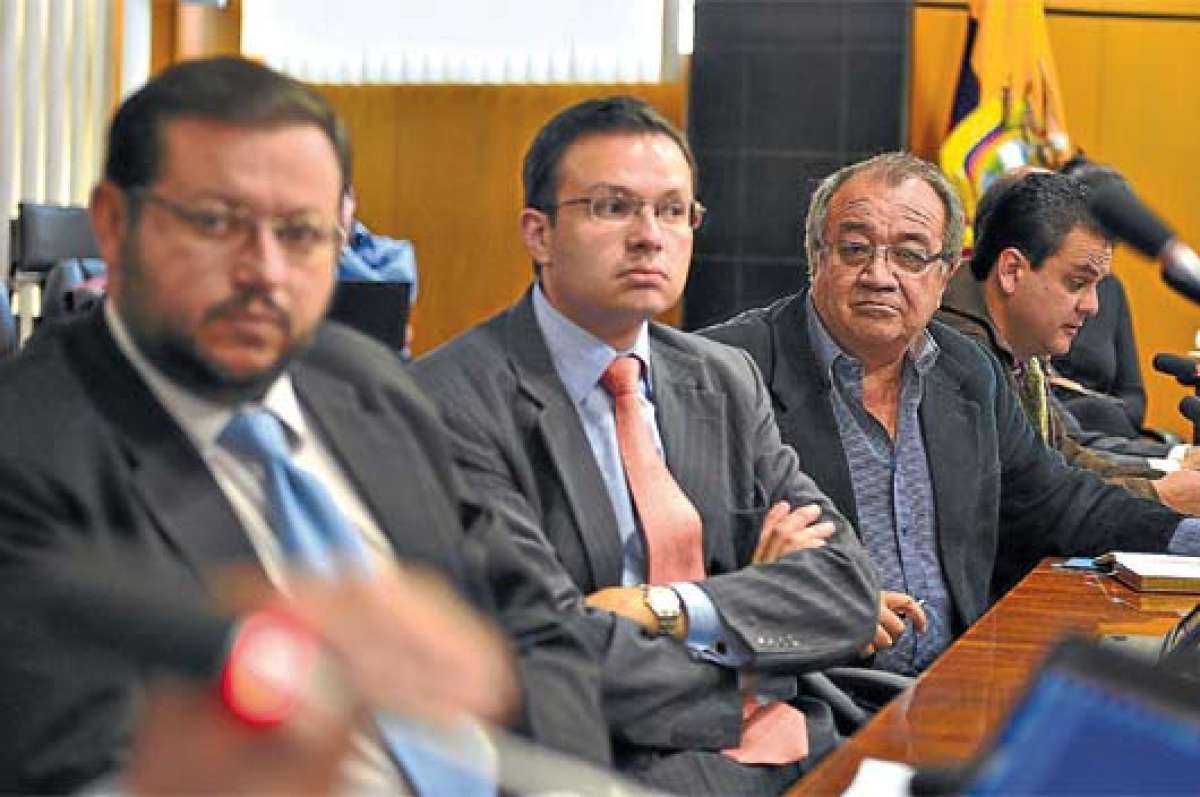 El nuevo burgomaestre design&oacute; un  equipo de funcionarios que le proporcionar&aacute; detalles de las empresas y dependencias. Foto: Jos&eacute; Luis LLivisaca |  El Tel&eacute;grafo