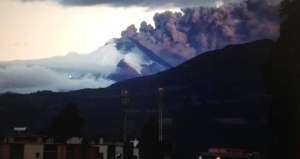 Estos gases y ceniza se dirigen hacia occidente y suroccidente del volc&aacute;n, con alturas que llegan hasta los 1,5 km. Foto: tomada de @Seguridad_Ec