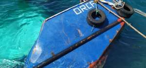 Gabarra llevaba 200 galones de di&eacute;sel cuando se hundi&oacute; en Gal&aacute;pagos