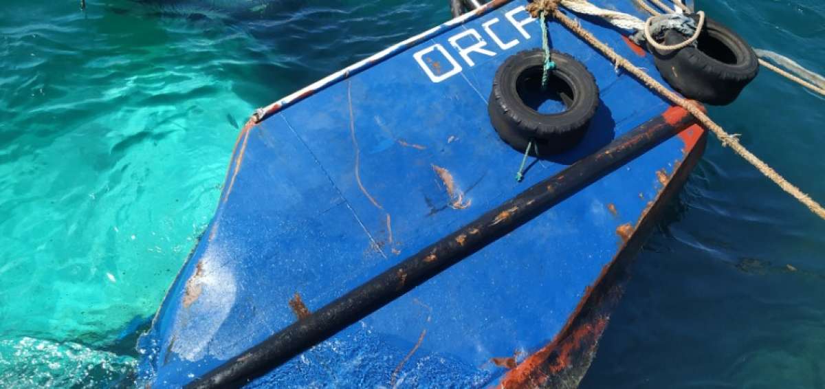 Gabarra llevaba 200 galones de di&eacute;sel cuando se hundi&oacute; en Gal&aacute;pagos