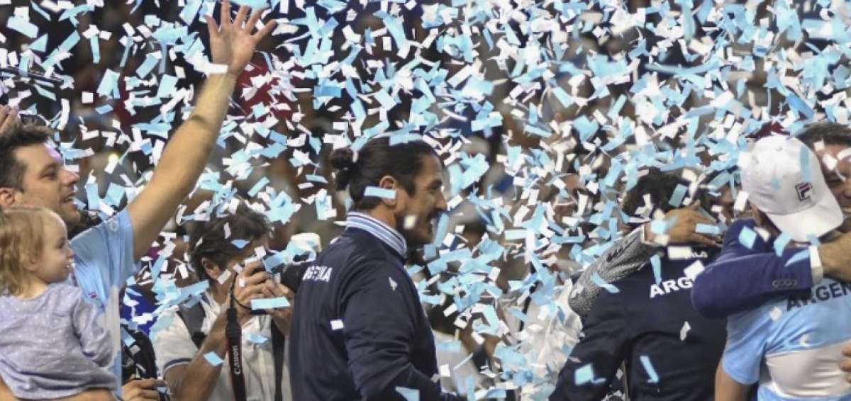 Horacio Zeballos celebra despu&eacute;s de ganar la serie de playoffs del Grupo Mundial de la Copa Davis.