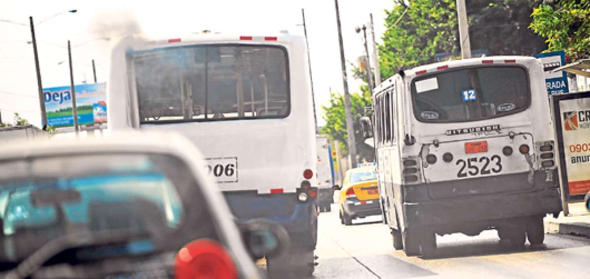 Los da&ntilde;os en las carrocer&iacute;as son evidentes en los buses de transporte p&uacute;blico que circulan por la ciudad y son causas para que no pasen la revisi&oacute;n municipal. Foto: Miguel Castro / El Tel&eacute;grafo.