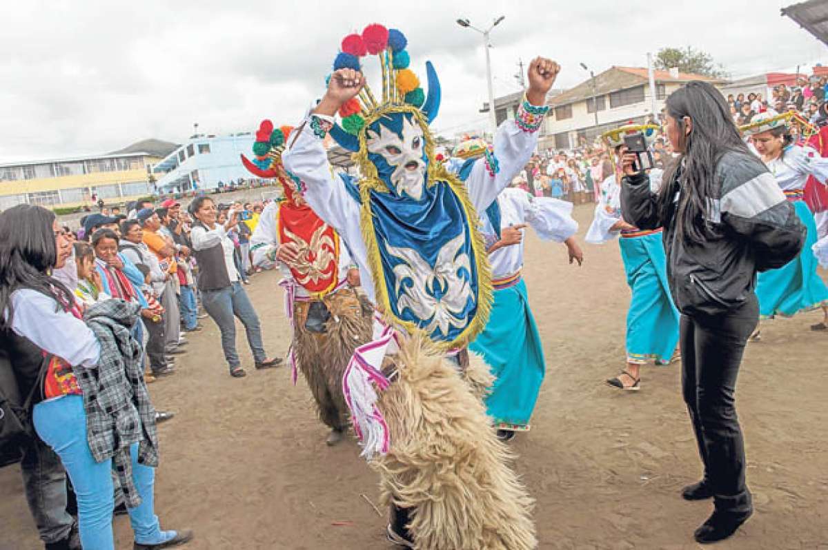Tradici&oacute;n y modernidad: los diabloumas desfilan entre celulares y c&aacute;maras digitales de sus conocidos. Foto: Fernando Sandoval/El Tel&eacute;grafo