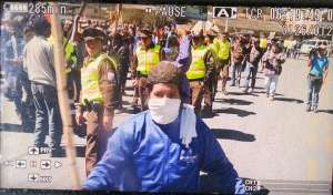Captura del video en el instante en que un grupo de los manifestantes agred&iacute;a al equipo de Ecuador TV. 