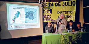 El ministro de Defensa, Fernando Cordero, participa en una de las jornadas de di&aacute;logo sobre la inequidad. Foto: Fernando Sandoval / El Tel&eacute;grafo