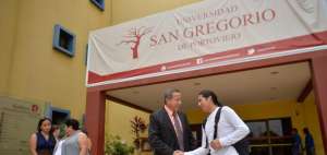 El otavale&ntilde;o Carlos Males (d) es uno de los 74 estudiantes que recibe una beca en la Universidad San Gregorio de Portoviejo en el presente semestre.