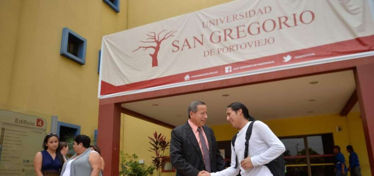 El otavale&ntilde;o Carlos Males (d) es uno de los 74 estudiantes que recibe una beca en la Universidad San Gregorio de Portoviejo en el presente semestre.