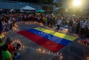 Cientos de personas en dos ciudades de Venezuela rindieron homenaje este domingo en vigilias a los al menos 3.342 muertos que dejaron los terremotos del 24 de junio.