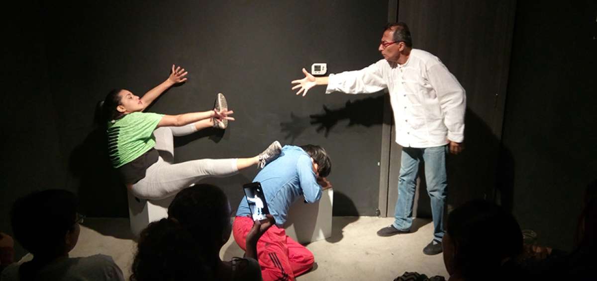 &rarr;Virgilio Valero (der.) dirige a sus pupilos, Mait&eacute; Mosquera y Milton G&aacute;lvez, quienes toman las pautas en forma literal, llevando al director a la irritaci&oacute;n. 