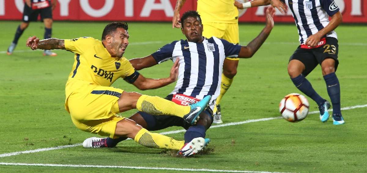 El jugador de Boca Carlos Tevez (i) disputa un bal&oacute;n frente a Miguel Araujo (2i) de Alianza Lima hoy, jueves 1 de marzo de 2018, durante un partido del grupo H de la Copa Libertadores, entre el Alianza Lima de Per&uacute; y el Boca Juniors de Argentina, en el Estadio Nacional de la ciudad de Lima (Per&uacute;).