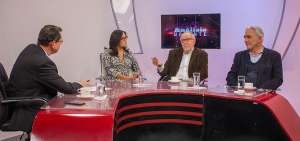 Panelistas analizaron divisi&oacute;n en Alianza PAIS