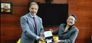 El embajador de Israel, Zeev Harel, realiz&oacute; una visita  protocolaria a Cecilia M&eacute;ndez, prefecta del Azuay.