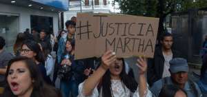Manifestantes en los exteriores de la Unidad de Flagrancias en Quito.